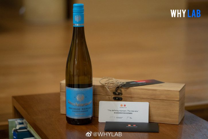 Бутылка вина и газета - Xiaomi приглашает на презентацию Xiaomi 12S