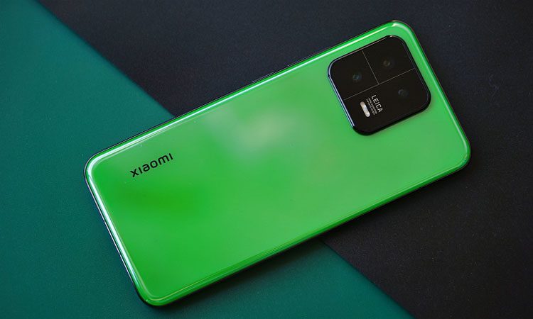 Флагман Xiaomi 13 в ярко-зелёной расцветке показали на живых фото